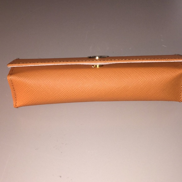 - Tory Burch eyeglass case - Picture 3 of 6